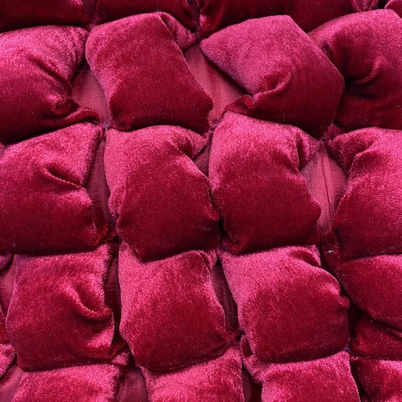 Red velvet cushion - Picture 3 of 7